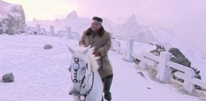 Kim Jong Un lanzó un video de propaganda cabalgando sobre la nieve del monte sagrado de Corea