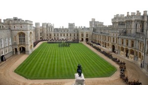 Castillos, palacios y fincas: Las imponentes propiedades donde viven la reina Isabel II y su familia (Fotos)