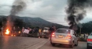 Trancan autopista Carora-Barquisimeto para protestar por falta de servicios públicos #28Ene (Foto)
