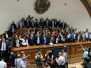 Diputados chavistas huyen al entrar Guaidó y la mayoría parlamentaria al Hemiciclo de sesiones (FOTO)