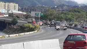 Cerrada la autopista Francisco Fajardo por derrame de gasolina de cisterna de Pdvsa #12Ene (Foto)