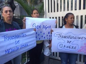 Los duros testimonios de los padres de pacientes del Hospital  JM de los Ríos que ruegan por atención #23Ene (VIDEOS)