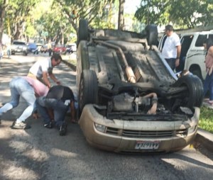 Reportan un carro volcado en La Castellana #27Ene (fotos)