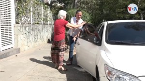 “Hijos suplentes” ayudan a los ancianos dejados atrás por la migración venezolana (Video)
