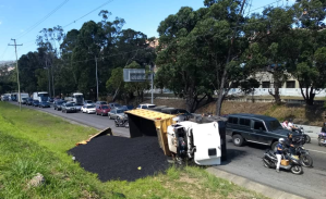 Camión volcado causó fuerte retraso en la autopista Francisco Fajardo este #23Ene (Fotos)