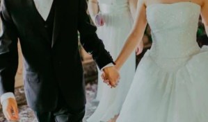 VIDEO: Llegó a su boda metido dentro de un ataúd