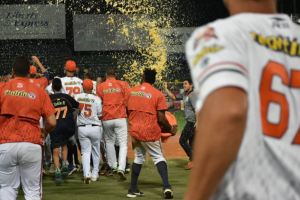 Caribes de Anzoátegui clasificaron a la final del béisbol venezolano tras vencer a Tiburones