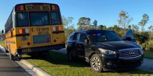 Conductor confundido ingresó por vía equivocada y chocó a autobús escolar en el Condado de Orange