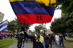 Se reactivan con fuerza protestas en Colombia en medio de choques con policía