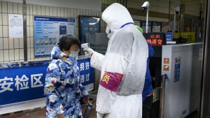 ¿Se escapa de las manos el coronavirus? Un chino enfermo tose a propósito a los médicos (VIDEO)