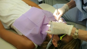 Demandaron a dentista por quemarle la boca a niña de cinco años en EEUU