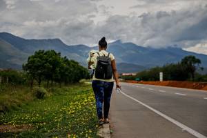 Mantas, atún enlatado y fe en Dios: ¿Cómo sobreviven los venezolanos que huyen de la crisis?