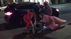 ¡Insólito! Un dinosaurio salvó a una mujer que era agredida por su pareja en plena calle (Fotos y video)