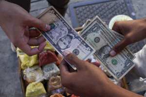 Crónica Uno: Comercios en Caracas se abren a aceptar dólares rayados y deteriorados