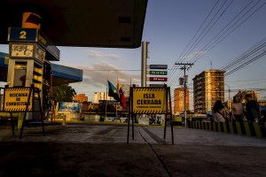 En triciclo trasladan los ataúd en Barquisimeto por escasez de gasolina (Video)