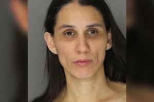 Madre de Pensilvania acusada de no alimentar a un adolescente de 26 libras