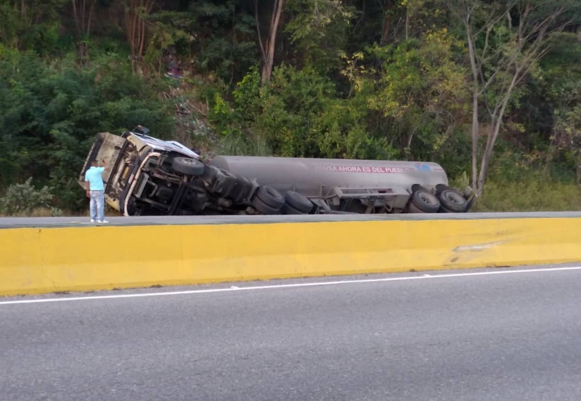 Se volcó una gandola de combustible en la autopista Gran Mariscal de Ayacucho este #4Ene