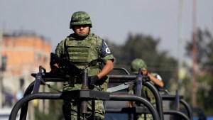 EN VIDEO: Avioneta con droga aterrizó en plena carretera de México y provocó un enfrentamiento