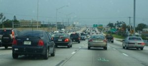 Al menos 13 carros baleados en autopista del sur de Florida