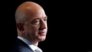 Jeff Bezos dejará presidencia de Amazon, que supera los 100.000 millones de dólares en ventas