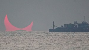 Los “cuernos del diablo” emergen sobre el Golfo Pérsico y enloquecen a la red (FOTO)