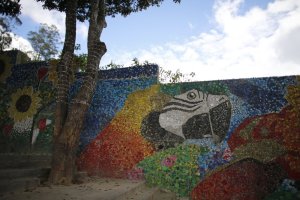 El vibrante mosaico que transformó una plaza de El Hatillo gracias a tapas de botellas