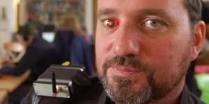 Cineasta creó un “ojo rojo” al estilo “Terminator” que hace grabaciones de 30 minutos (Fotos y Video)