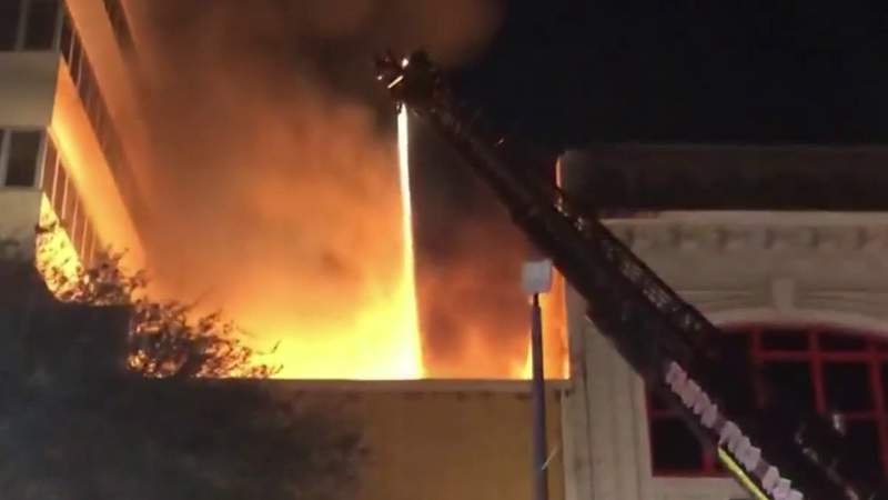 Incendio deja 2 heridos en restaurante de Tampa