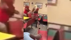Dos transgéneros se enfrentan a golpes con dos hombres en pizzería de Hialeah