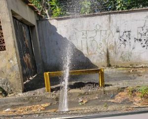 Se rompió una tubería de agua en la carretera vieja de Baruta (Foto y Video)