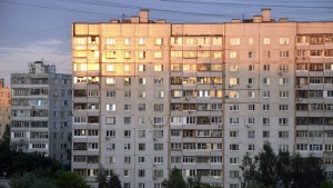 EN VIDEO: Una mujer cae desde un noveno piso en Rusia, se levanta y se va andando como si nada