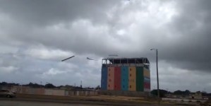 EL VIDEO: Fuertes vientos en Punto Fijo ocasionan que techos salgan volando