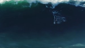 EN VIDEO: Una ola de 18 metros se “traga” a un surfista en Portugal