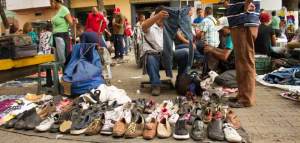 Ventas ambulantes de “corotos” resuelven el mes de los venezolanos