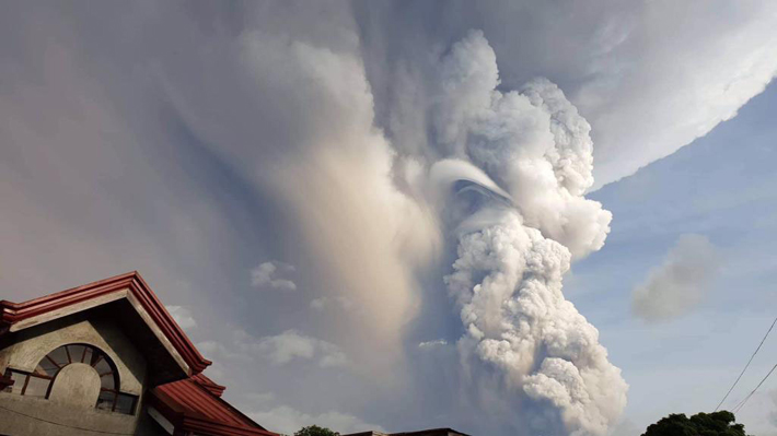 Evacúan a miles de personas por la actividad de un volcán cerca de Manila