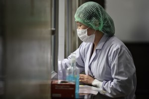 Coronavirus dejó mil 113 muertos en China mientras disminuye el ritmo de nuevos contagios
