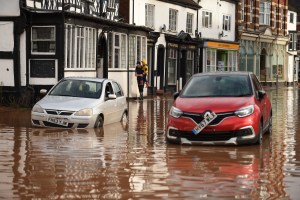 Inundaciones y caos en transporte de Reino Unido por tormenta Dennis