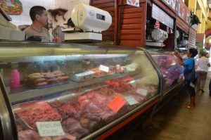 Por gramos compran en carnicerías del Mercado Municipal de Maiquetía