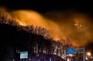 Incendio forestal atraviesa el área popular de senderismo de Nueva Jersey