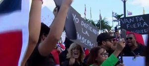 Dominicanos protestan en Miami por la suspensión de elecciones