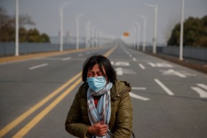 El saldo de muertos por el brote de coronavirus en China se elevó a 304