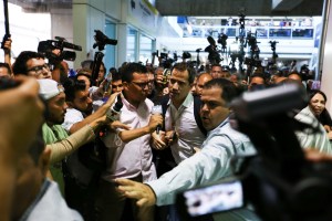 Así pasó Juan Guaidó los controles migratorios tras su llegada a Maiquetía #11Feb (Fotos y Video)