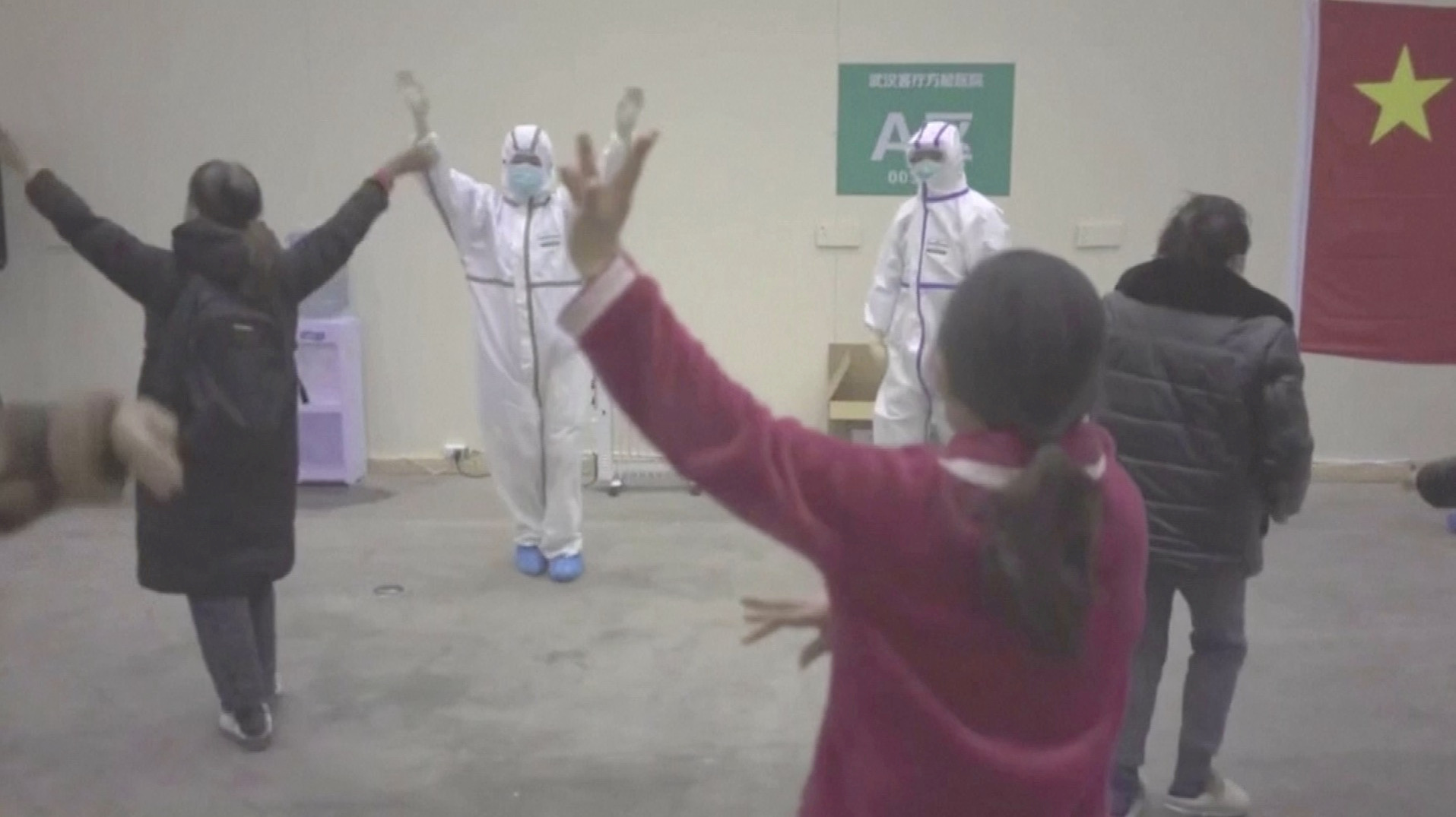 Pacientes de coronavirus en Wuhan bailan para mantener el ánimo (Video)