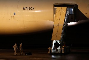 Llega a EEUU pimer avión con ciudadanos evacuados del crucero en cuarentena en Japón