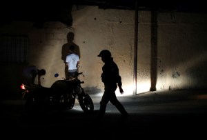 Delincuentes condenados forman parte de la fuerza policial especial que aterroriza a Venezuela (Fotos)