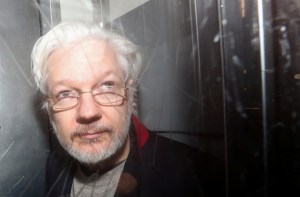 Julian Assange dice que “oye voces” en la cárcel y tiene instintos suicidas