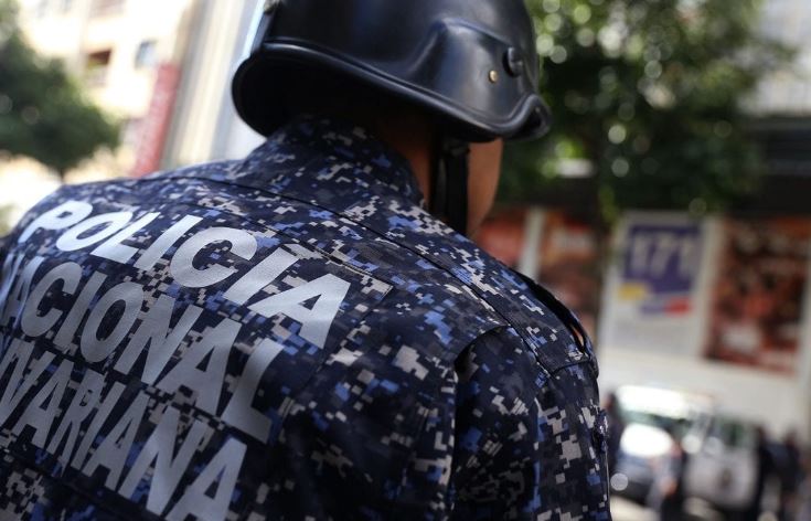 ¡Malos policías y malos choros! Detenidos tres PNB por robar un teléfono Blu en Caracas