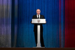 Putin dice que continuará modernizando las fuerzas armadas