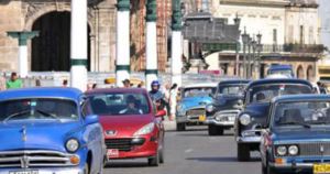 El DESORBITANTE precio de un carro usado que el régimen cubano ofrece con “descuento” (Lista)