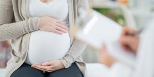 Transmisión del coronavirus al bebé durante embarazo es rara pero posible, según estudio